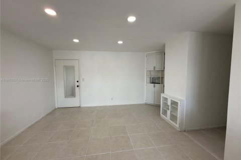 Condo in Oakland Park, Florida, 2 bedrooms  № 1834359 - photo 9
