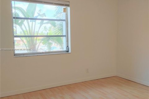 Condo in Oakland Park, Florida, 2 bedrooms  № 1834359 - photo 15