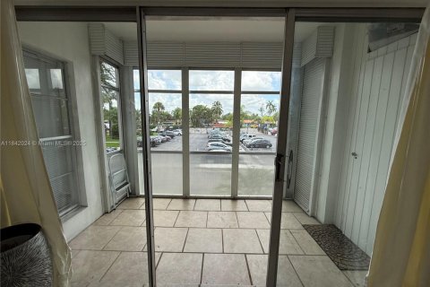 Condo in Oakland Park, Florida, 2 bedrooms  № 1834359 - photo 10