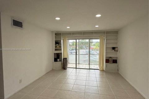 Condo in Oakland Park, Florida, 2 bedrooms  № 1834359 - photo 6