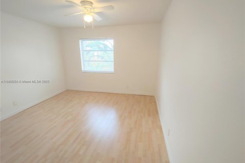 Condo in Oakland Park, Florida, 2 bedrooms  № 1834359 - photo 13