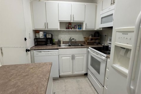 Condo in Oakland Park, Florida, 2 bedrooms  № 1834359 - photo 1