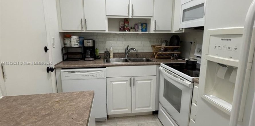 Condo in Oakland Park, Florida, 2 bedrooms  № 1834359