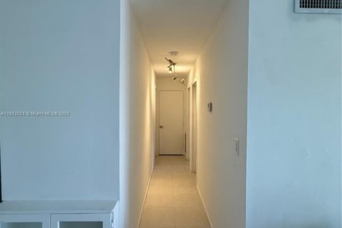 Condo in Oakland Park, Florida, 2 bedrooms  № 1834359 - photo 12