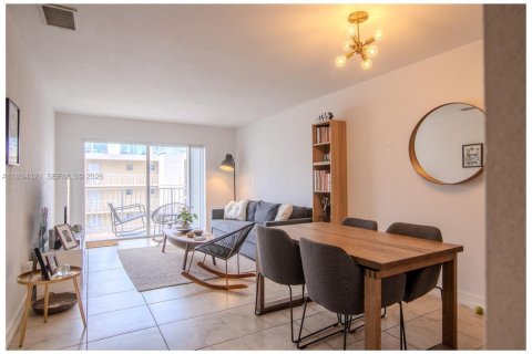 Condo in Miami, Florida, 1 bedroom  № 2003409 - photo 3