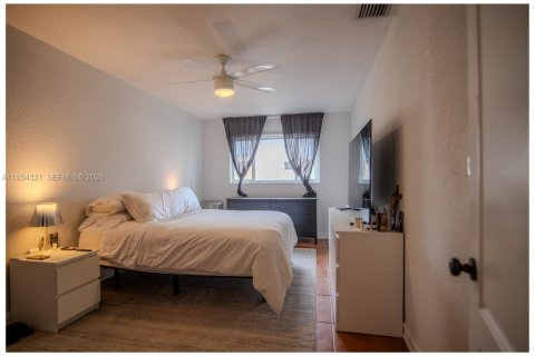 Condo in Miami, Florida, 1 bedroom  № 2003409 - photo 17