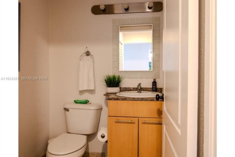 Condo in Miami, Florida, 1 bedroom  № 2003409 - photo 7