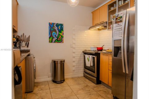 Condo in Miami, Florida, 1 bedroom  № 2003409 - photo 9