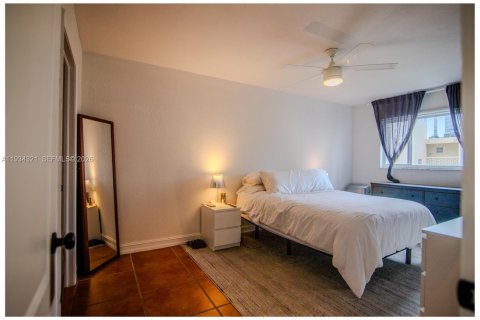 Condo in Miami, Florida, 1 bedroom  № 2003409 - photo 15