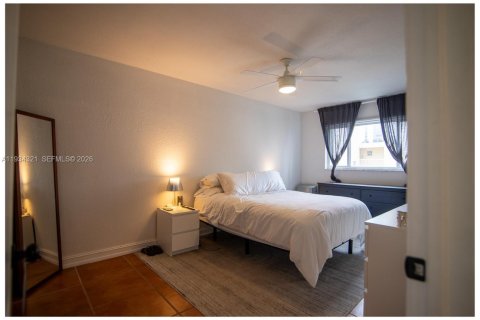 Condo in Miami, Florida, 1 bedroom  № 2003409 - photo 16