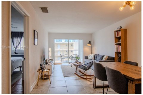 Condo in Miami, Florida, 1 bedroom  № 2003409 - photo 2