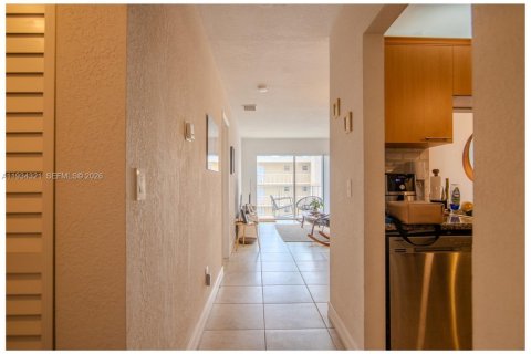 Condo in Miami, Florida, 1 bedroom  № 2003409 - photo 5