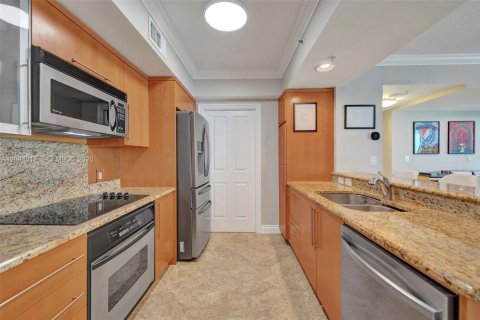 Condo in Fort Lauderdale, Florida, 2 bedrooms  № 2385542 - photo 3