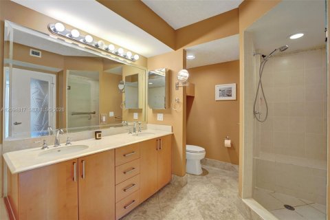 Condo in Fort Lauderdale, Florida, 2 bedrooms  № 2385542 - photo 25