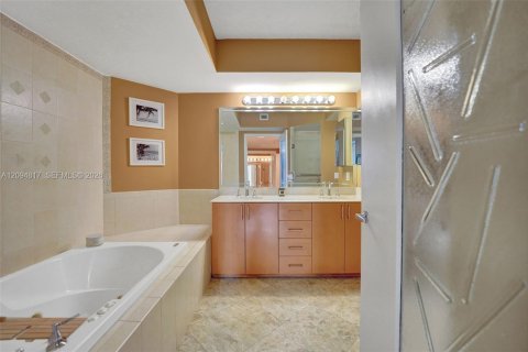Condo in Fort Lauderdale, Florida, 2 bedrooms  № 2385542 - photo 24