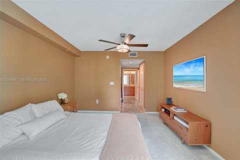 Condo in Fort Lauderdale, Florida, 2 bedrooms  № 2385542 - photo 19