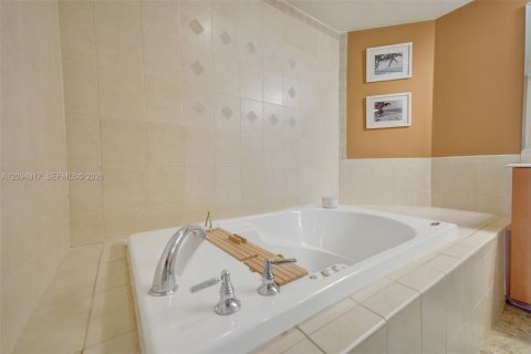 Condo in Fort Lauderdale, Florida, 2 bedrooms  № 2385542 - photo 27