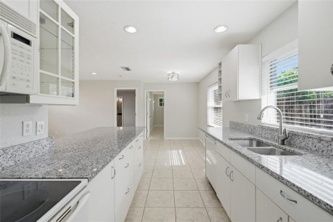 House in Sarasota, Florida 2 bedrooms, 91.79 sq.m. № 2156915 - photo 16