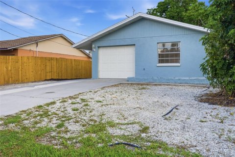 House in Sarasota, Florida 2 bedrooms, 91.79 sq.m. № 2156915 - photo 1