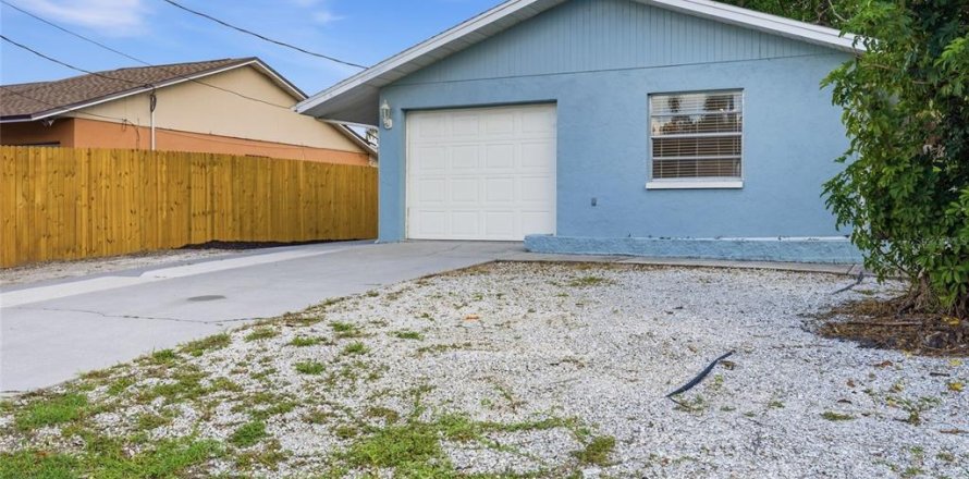 House in Sarasota, Florida 2 bedrooms, 91.79 sq.m. № 2156915
