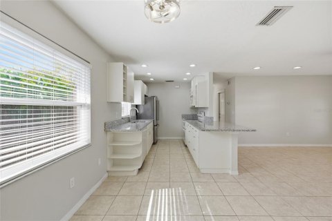 House in Sarasota, Florida 2 bedrooms, 91.79 sq.m. № 2156915 - photo 12