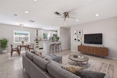 House in Sarasota, Florida 2 bedrooms, 91.79 sq.m. № 2156915 - photo 8
