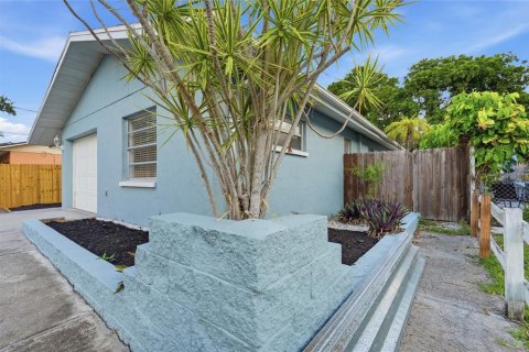 House in Sarasota, Florida 2 bedrooms, 91.79 sq.m. № 2156915 - photo 3