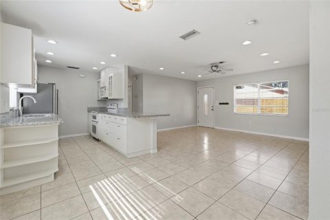House in Sarasota, Florida 2 bedrooms, 91.79 sq.m. № 2156915 - photo 11