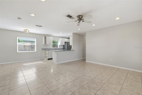 House in Sarasota, Florida 2 bedrooms, 91.79 sq.m. № 2156915 - photo 9