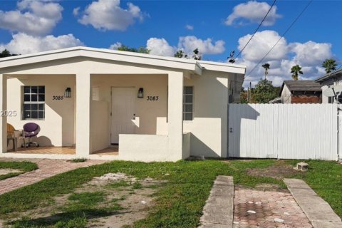 Casa en alquiler en Miami, Florida, 2 dormitorios, 130.06 m2 № 1993032 - foto 1