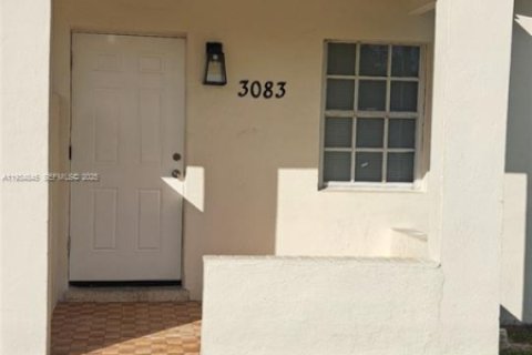 Casa en alquiler en Miami, Florida, 2 dormitorios, 130.06 m2 № 1993032 - foto 2