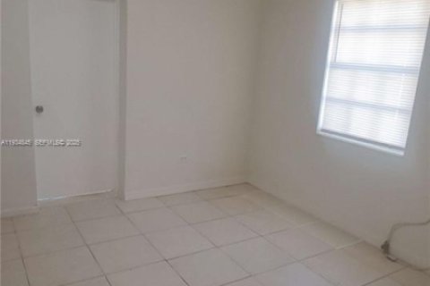 Casa en alquiler en Miami, Florida, 2 dormitorios, 130.06 m2 № 1993032 - foto 7