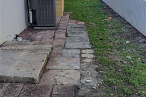 Casa en alquiler en Miami, Florida, 2 dormitorios, 130.06 m2 № 1993032 - foto 12