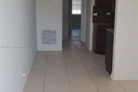 Casa en alquiler en Miami, Florida, 2 dormitorios, 130.06 m2 № 1993032 - foto 3