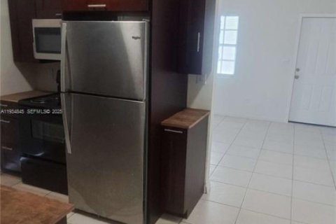 Casa en alquiler en Miami, Florida, 2 dormitorios, 130.06 m2 № 1993032 - foto 6