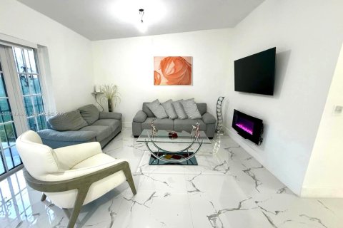 Adosado en venta en Miami, Florida, 2 dormitorios, 83.61 m2 № 1992032 - foto 9