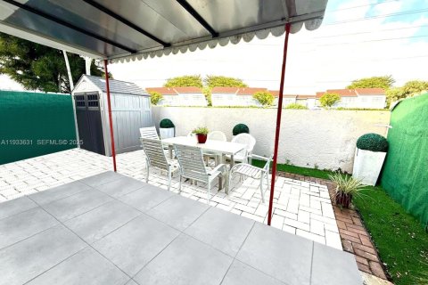 Adosado en venta en Miami, Florida, 2 dormitorios, 83.61 m2 № 1992032 - foto 12