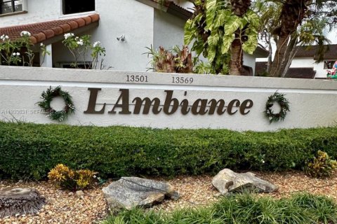 Adosado en venta en Miami, Florida, 2 dormitorios, 83.61 m2 № 1992032 - foto 1