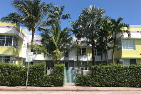 Condo in Miami Beach, Florida, 2 bedrooms  № 1994386 - photo 1
