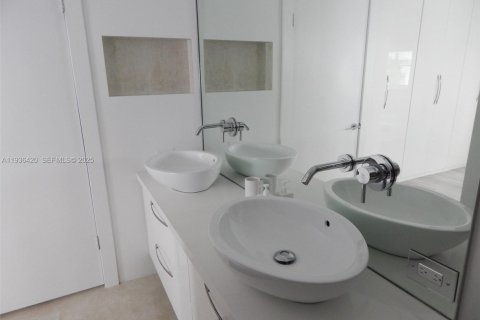 Condo in Miami Beach, Florida, 2 bedrooms  № 1994386 - photo 24