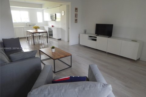 Condo in Miami Beach, Florida, 2 bedrooms  № 1994386 - photo 3