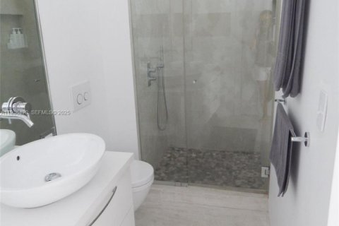 Condo in Miami Beach, Florida, 2 bedrooms  № 1994386 - photo 25