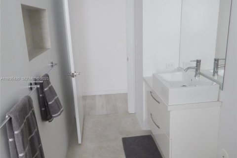 Condo in Miami Beach, Florida, 2 bedrooms  № 1994386 - photo 16