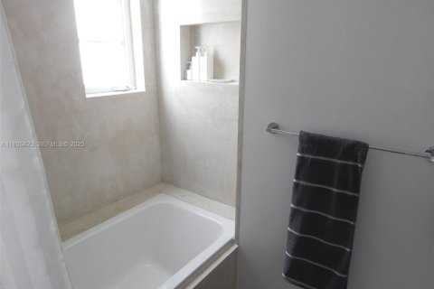 Condo in Miami Beach, Florida, 2 bedrooms  № 1994386 - photo 18