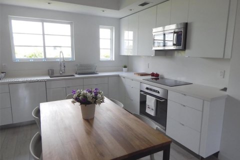 Condo in Miami Beach, Florida, 2 bedrooms  № 1994386 - photo 11