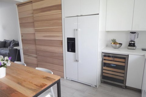 Condo in Miami Beach, Florida, 2 bedrooms  № 1994386 - photo 9