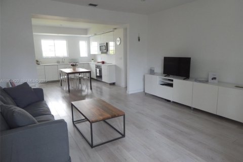 Condo in Miami Beach, Florida, 2 bedrooms  № 1994386 - photo 4