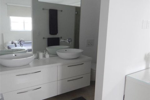 Condo in Miami Beach, Florida, 2 bedrooms  № 1994386 - photo 23
