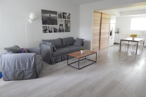 Condo in Miami Beach, Florida, 2 bedrooms  № 1994386 - photo 2