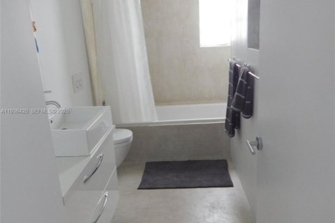 Condo in Miami Beach, Florida, 2 bedrooms  № 1994386 - photo 15